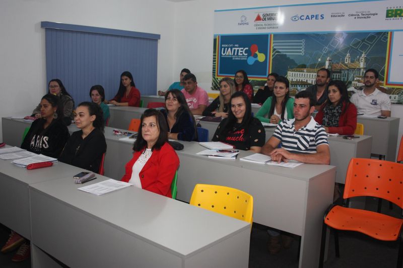 Parceria entre Prefeitura e Uaitec oferece curso de inglês para adultos e crianças.
